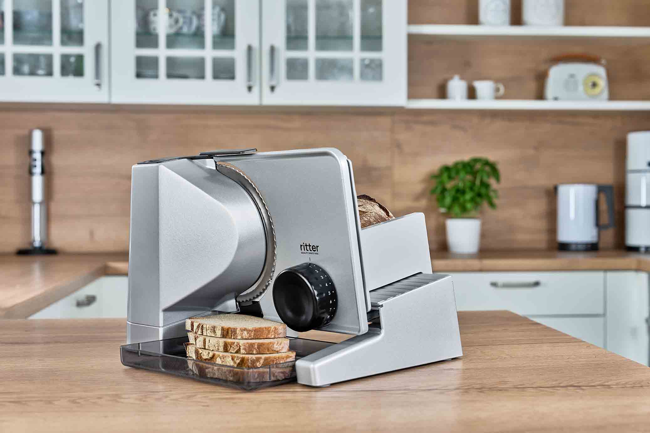 Elektrischer Allesschneider mit geschnittenem Brot, in moderner Küche
