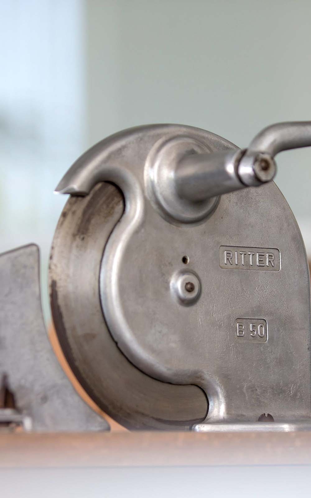 A picture of an old manual universal cutter. A picture of an old manual universal cutter.