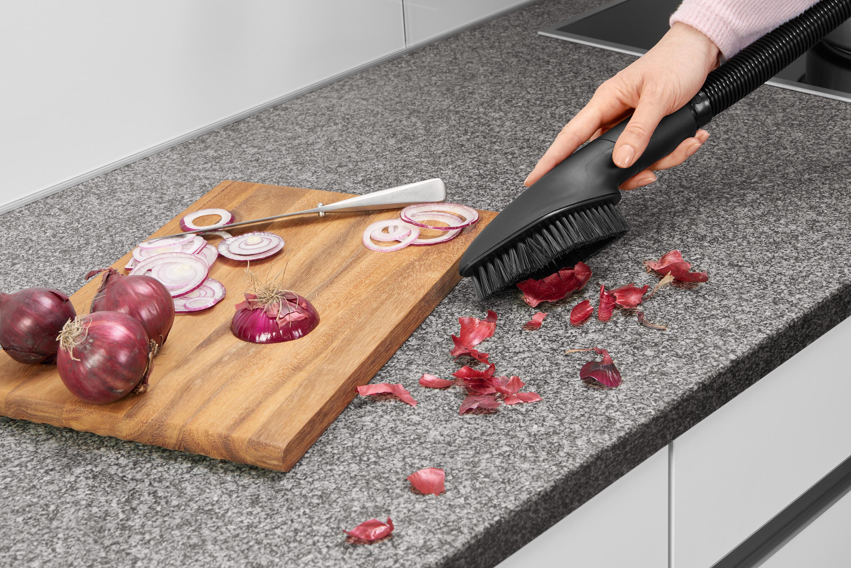 Einbau-Sockelsauger Zubehör in moderner Küche