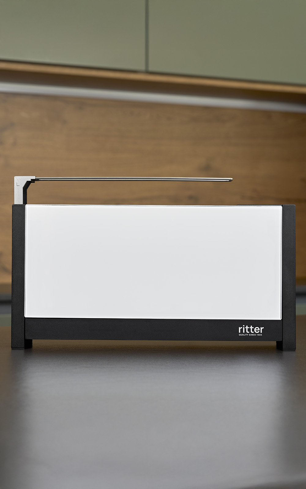 Ein Bild eines weißen Toasters, der auf einer Küchenplattform steht. Ein Bild eines weißen Toasters, der auf einer Küchenplattform steht.