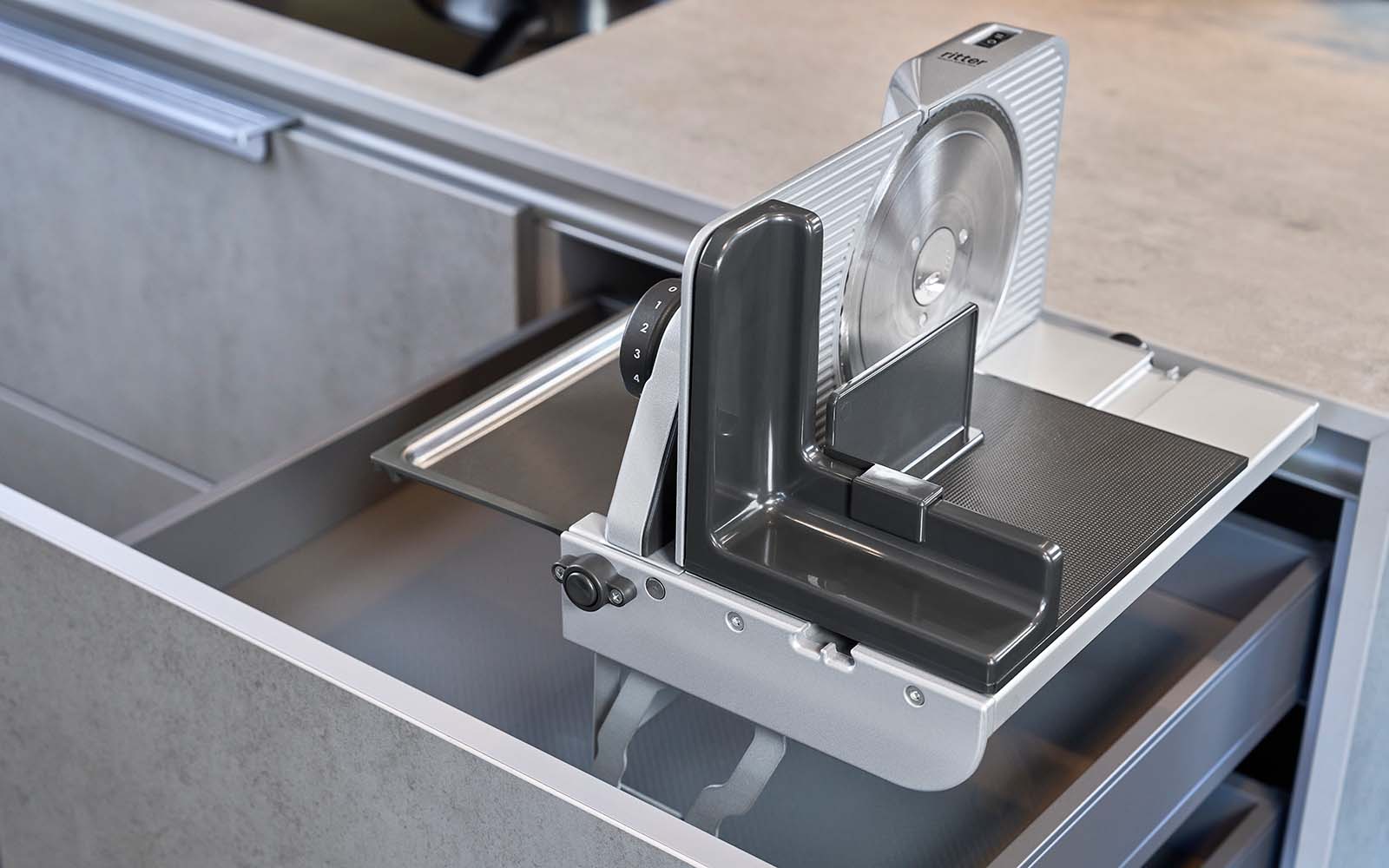 Einbau-Allesschneider in moderner Küche in Schublade