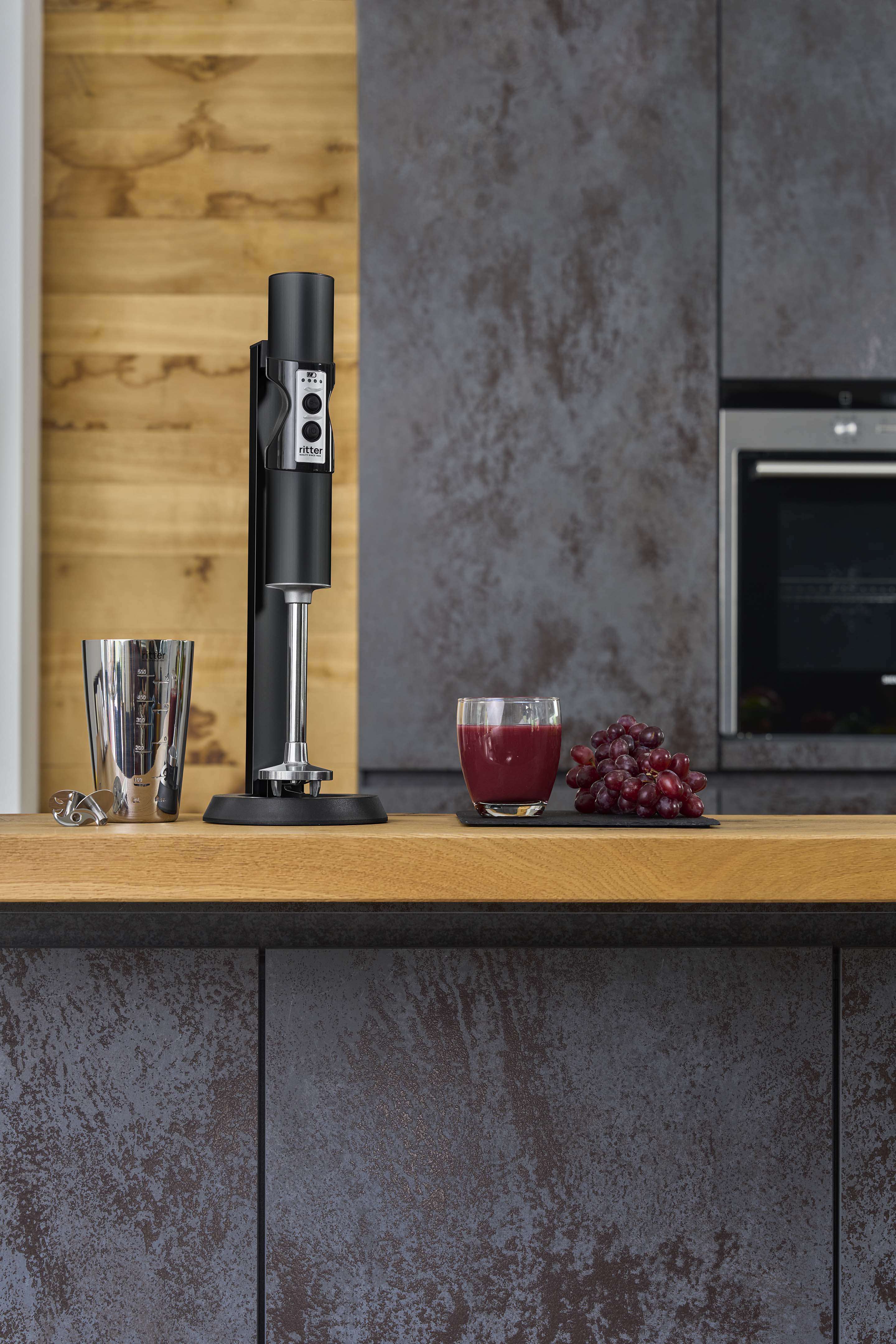 Elektrischer Stabmixer in moderner Küche