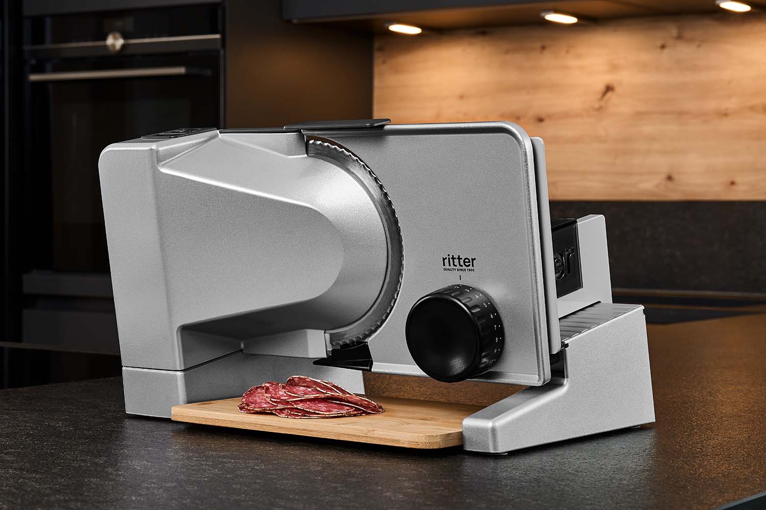 Elektrischer Allesschneider mit geschnittener Salami, in moderner Küche