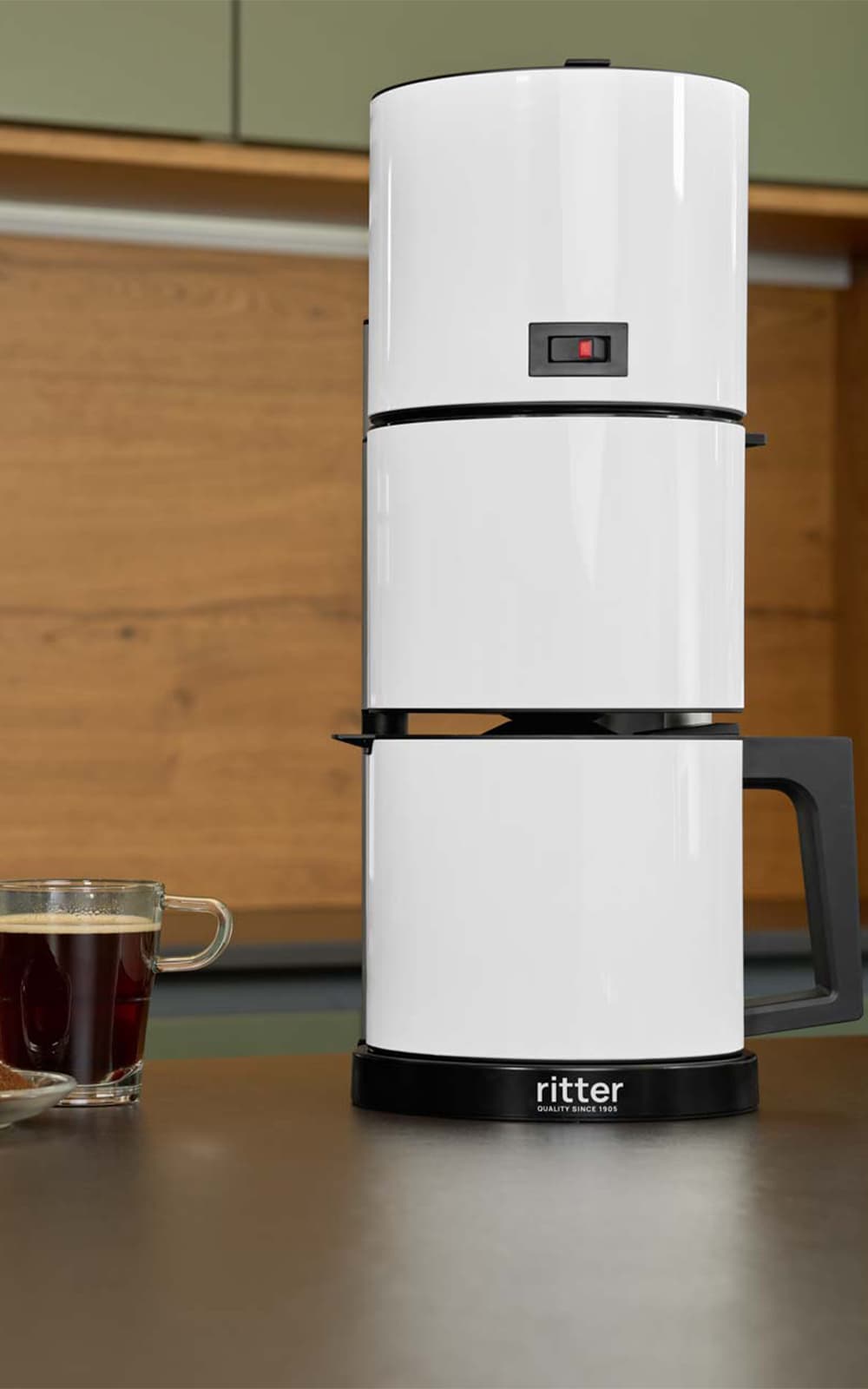 Weiße Kaffeemaschine in moderner Küche Weiße Kaffeemaschine in moderner Küche