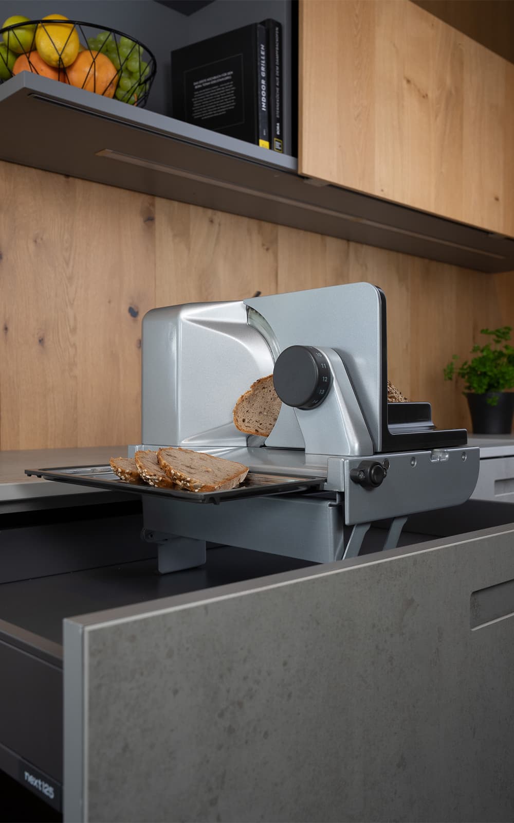 Einbau-Allesschneider in moderner Küche in Schublade Einbau-Allesschneider in moderner Küche in Schublade