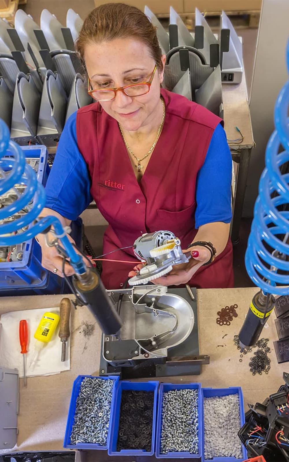 Fertigungsmitarbeiterin Fertigungsmitarbeiterin