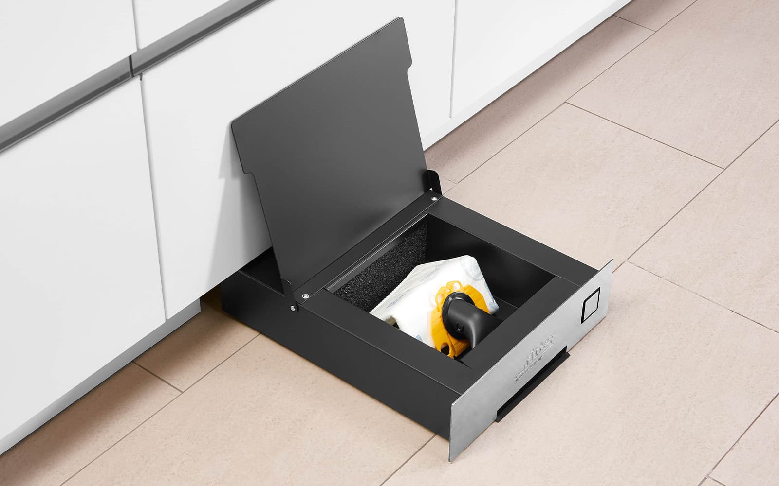 Einbau-Sockelsauger aufgeklappt mit Saugbeutel