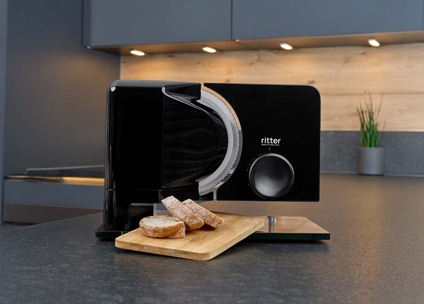 Elektrischer Allesschneider mit geschnittenem Brot, in moderner Küche