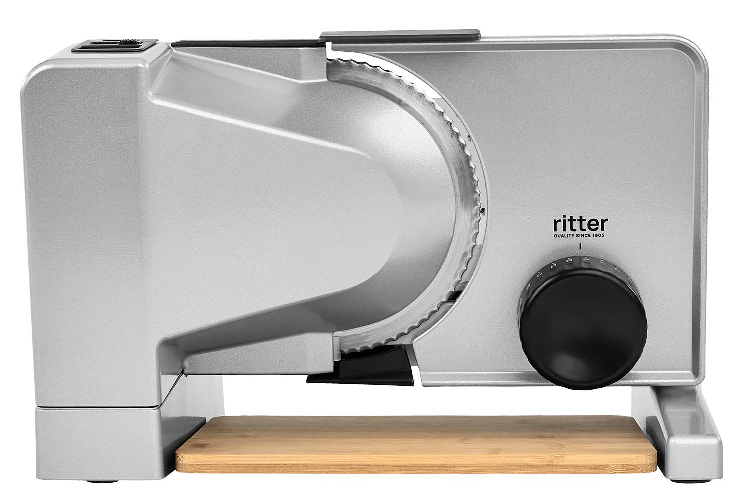 Elektrischer Allesschneider in silber mit schwarzem Drehknopf und Bambusbrett