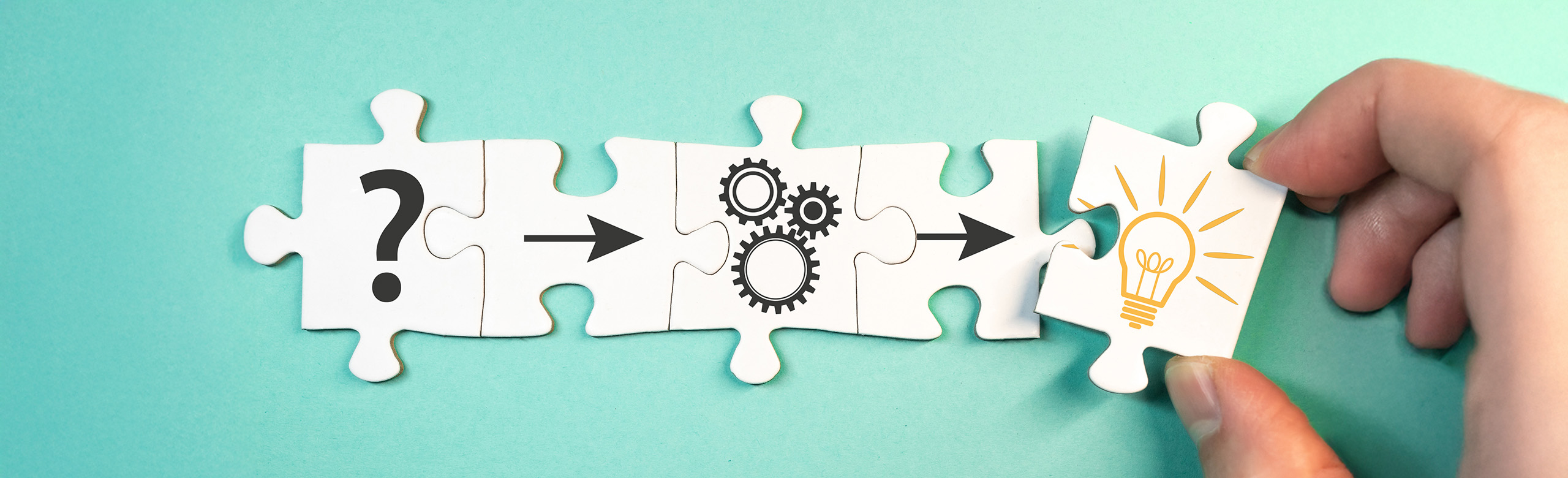 Innovations-Champions Fünf Puzzleteile und eins davon wird von einer Hand gehalten