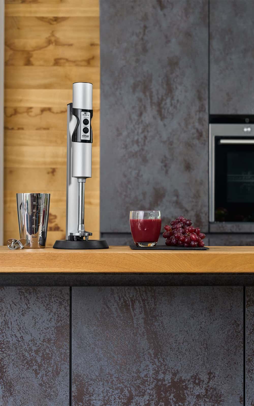 Stabmixer in moderner Küche mit Edelstahl Mixbecher Stabmixer in moderner Küche mit Edelstahl Mixbecher