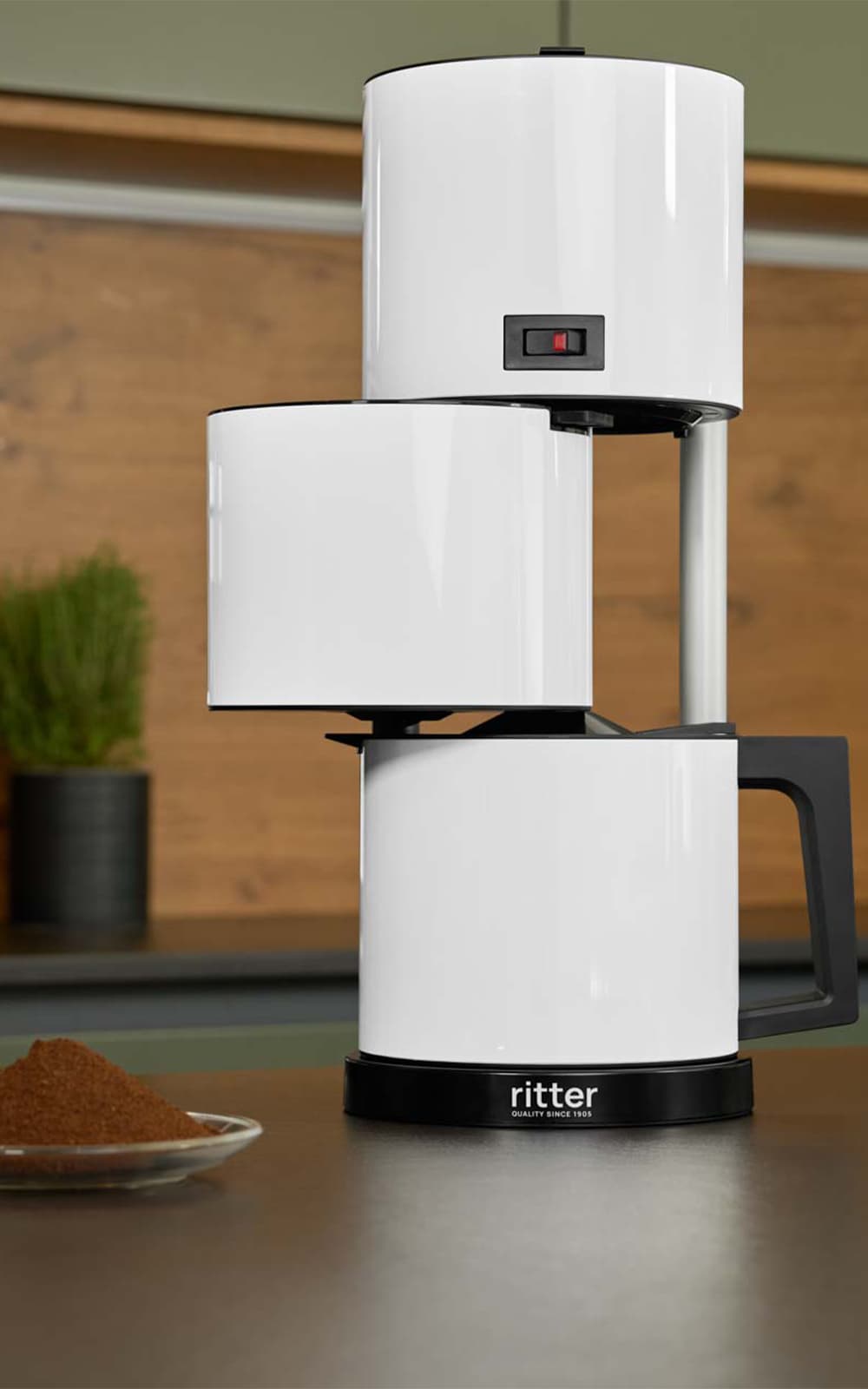 Weiße Kaffeemaschine in moderner Küche Weiße Kaffeemaschine in moderner Küche