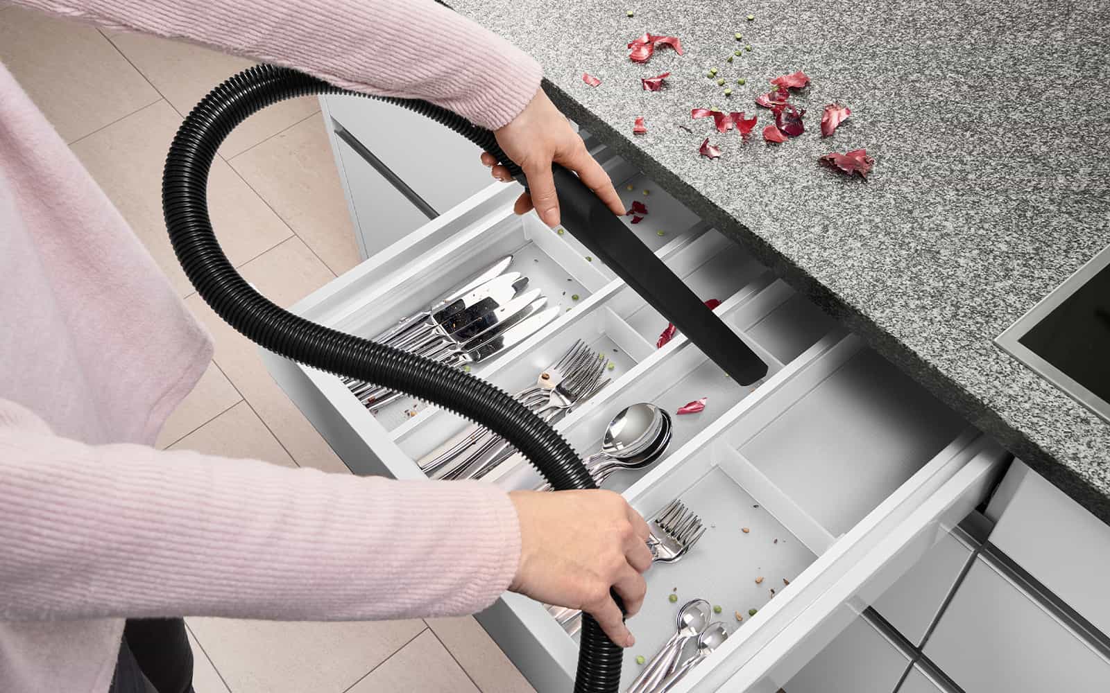 Einbau-Sockelsauger Zubehör in moderner Küche