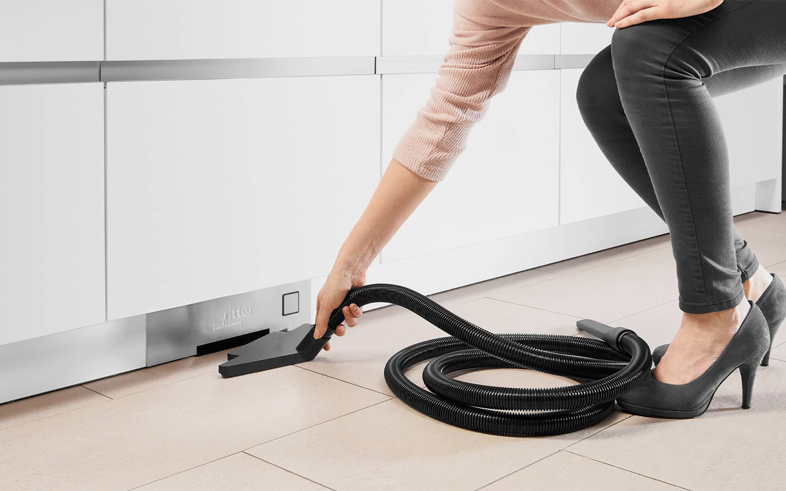 Einbau-Sockelsauger Zubehör in moderner Küche