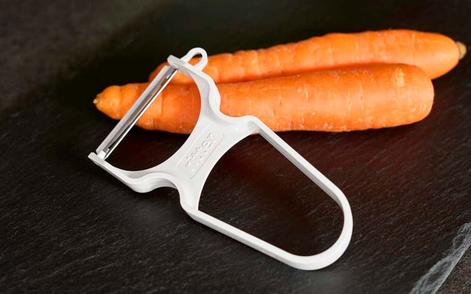 Sparschäler mit Karotten