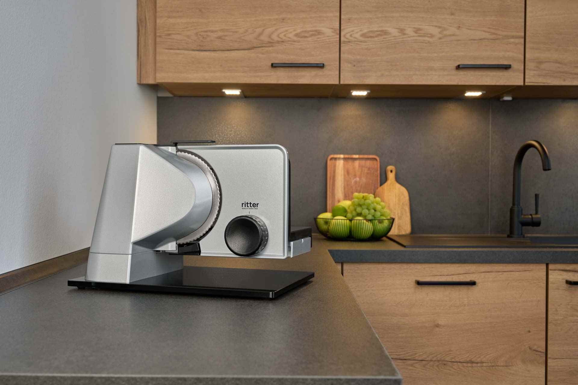 Elektrischer Allesschneider in moderner Küche