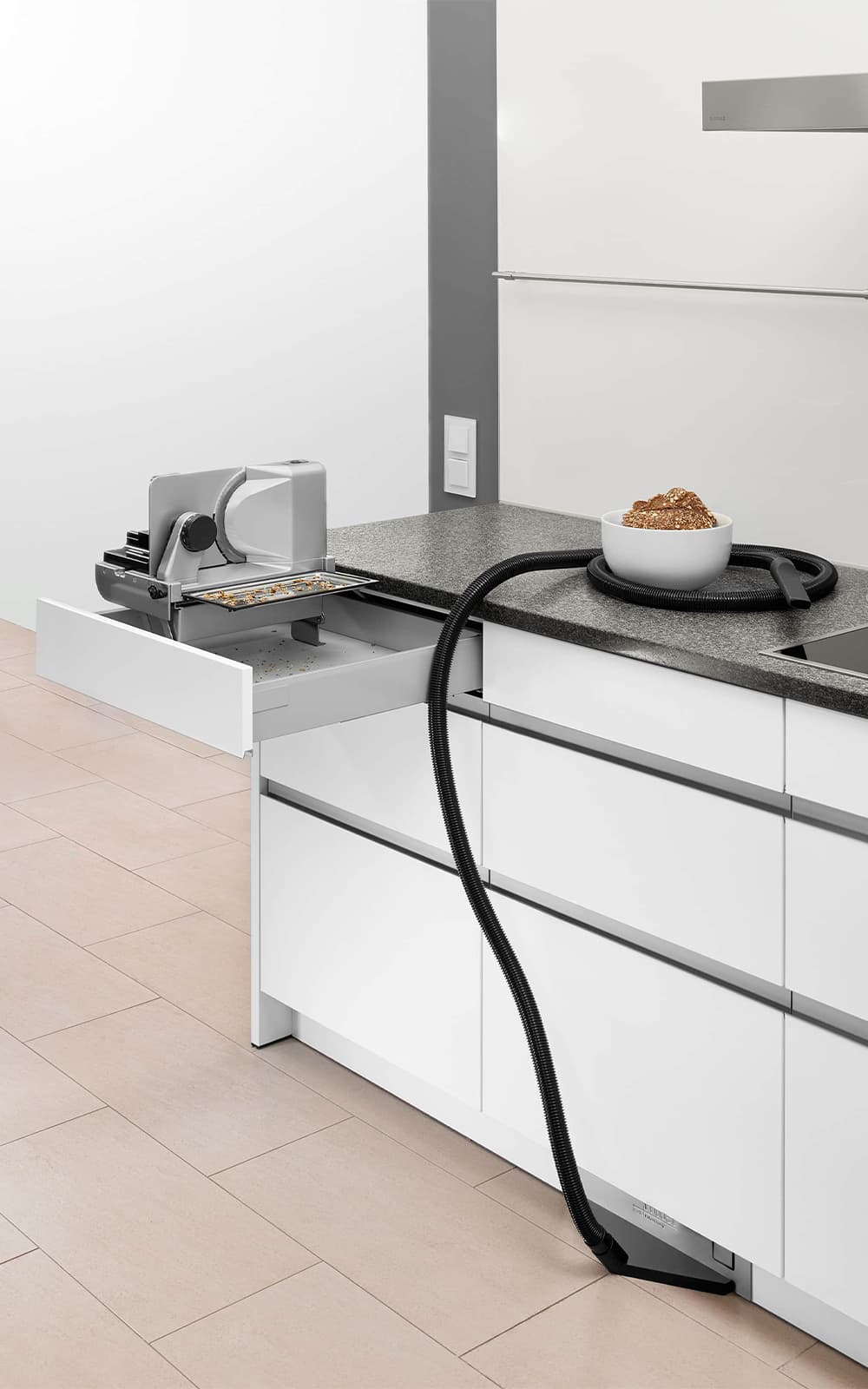 Einbau-Sockelsauger und EInbau-Allesschneider in moderner Küche Einbau-Sockelsauger und EInbau-Allesschneider in moderner Küche