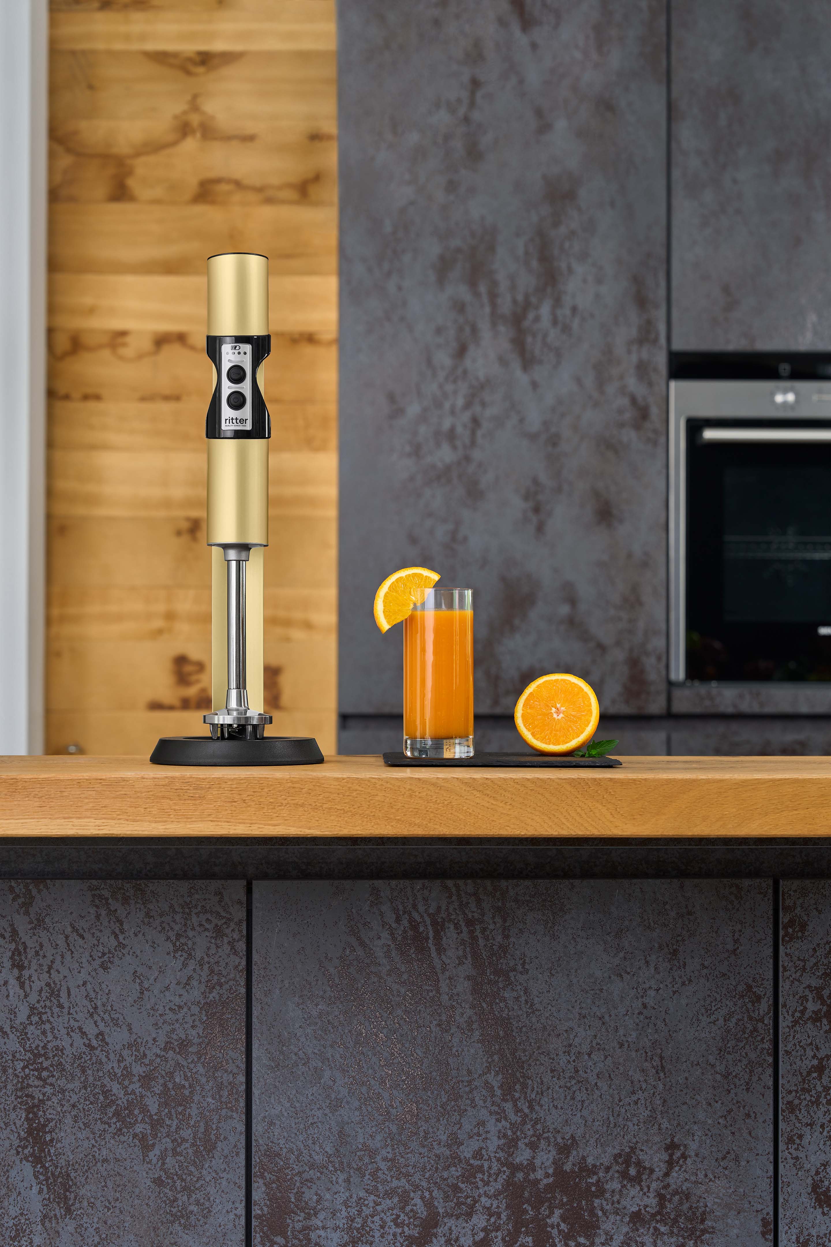 Elektrischer Stabmixer in moderner Küche