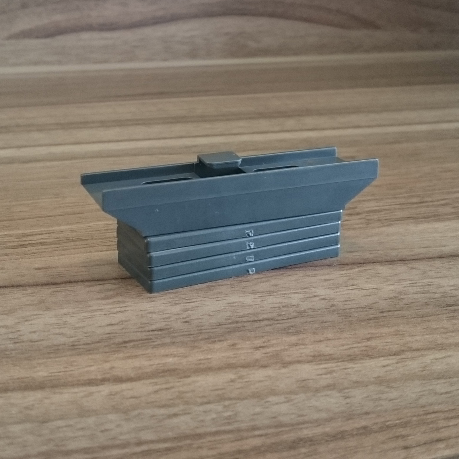 Ein Bild von einer Sockelplatte mit Distanzplatten, die auf einer Küchenplattform liegt.