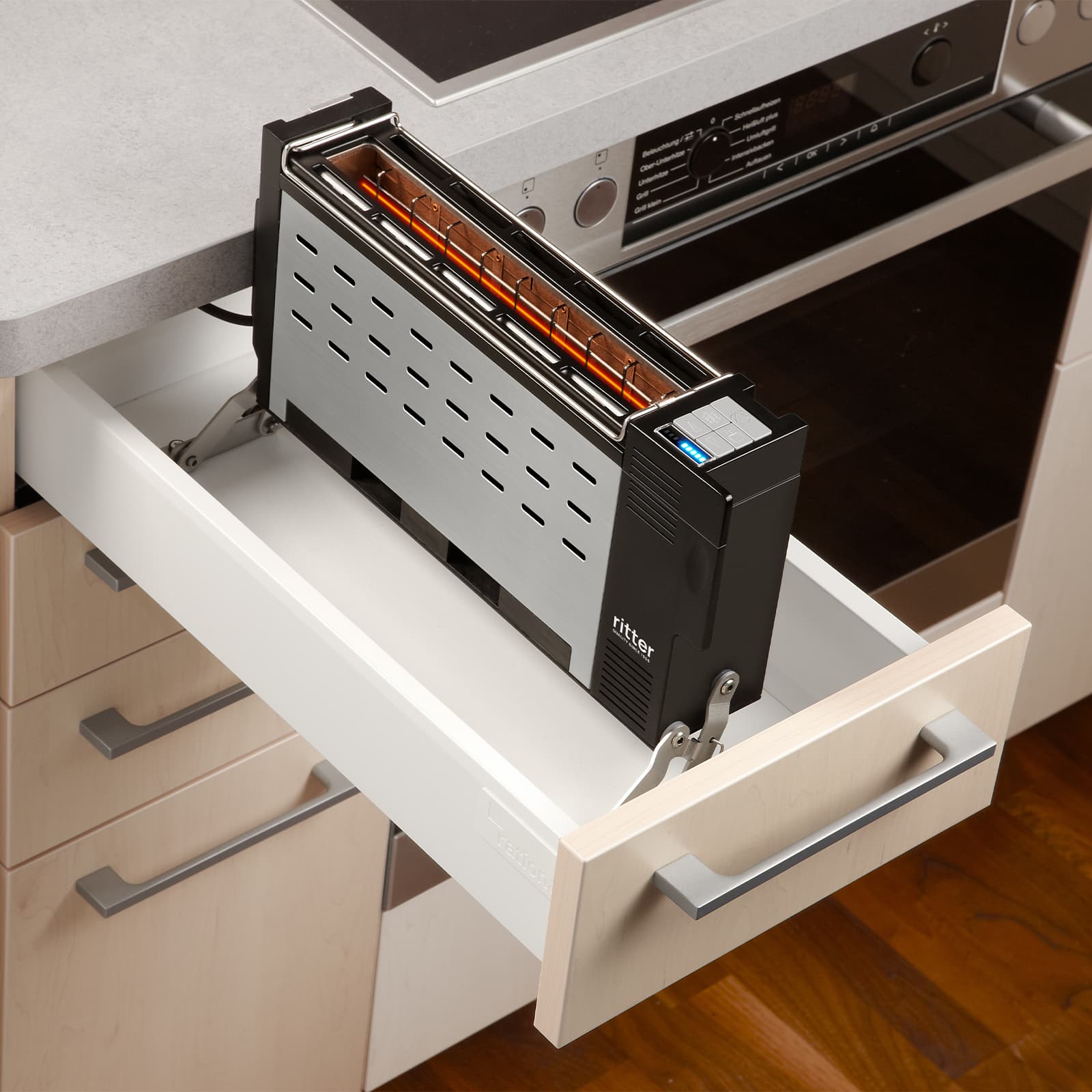 Der in eine Schublade ausgeklappte Einbau-Toaster.