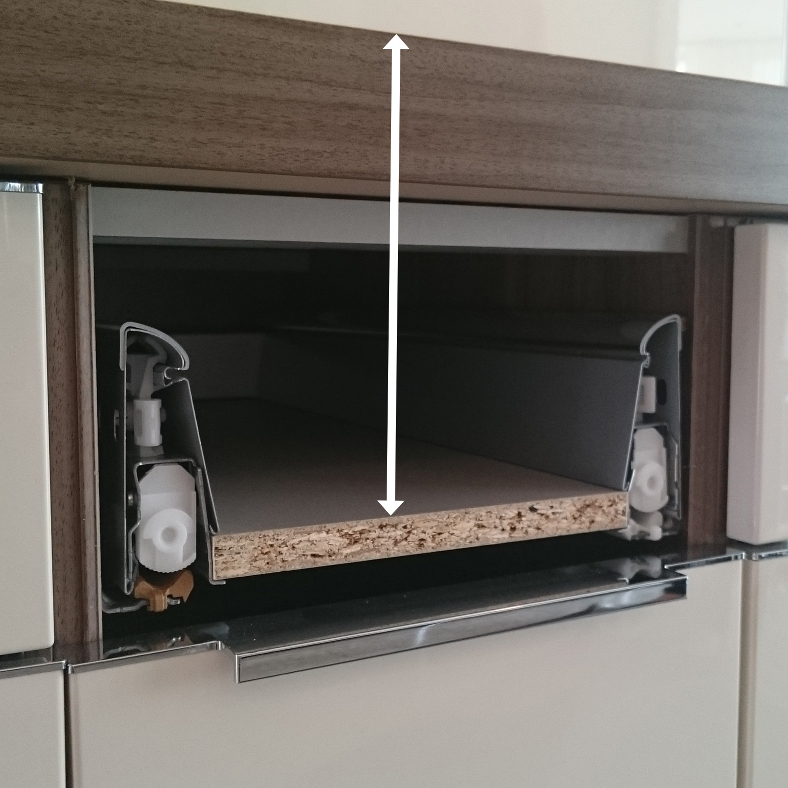 Ein Bild vom Inneren einer Schublade, das dien Abstand des Schubkastenbodens zur Arbeitsplattenoberkante anzeigt.