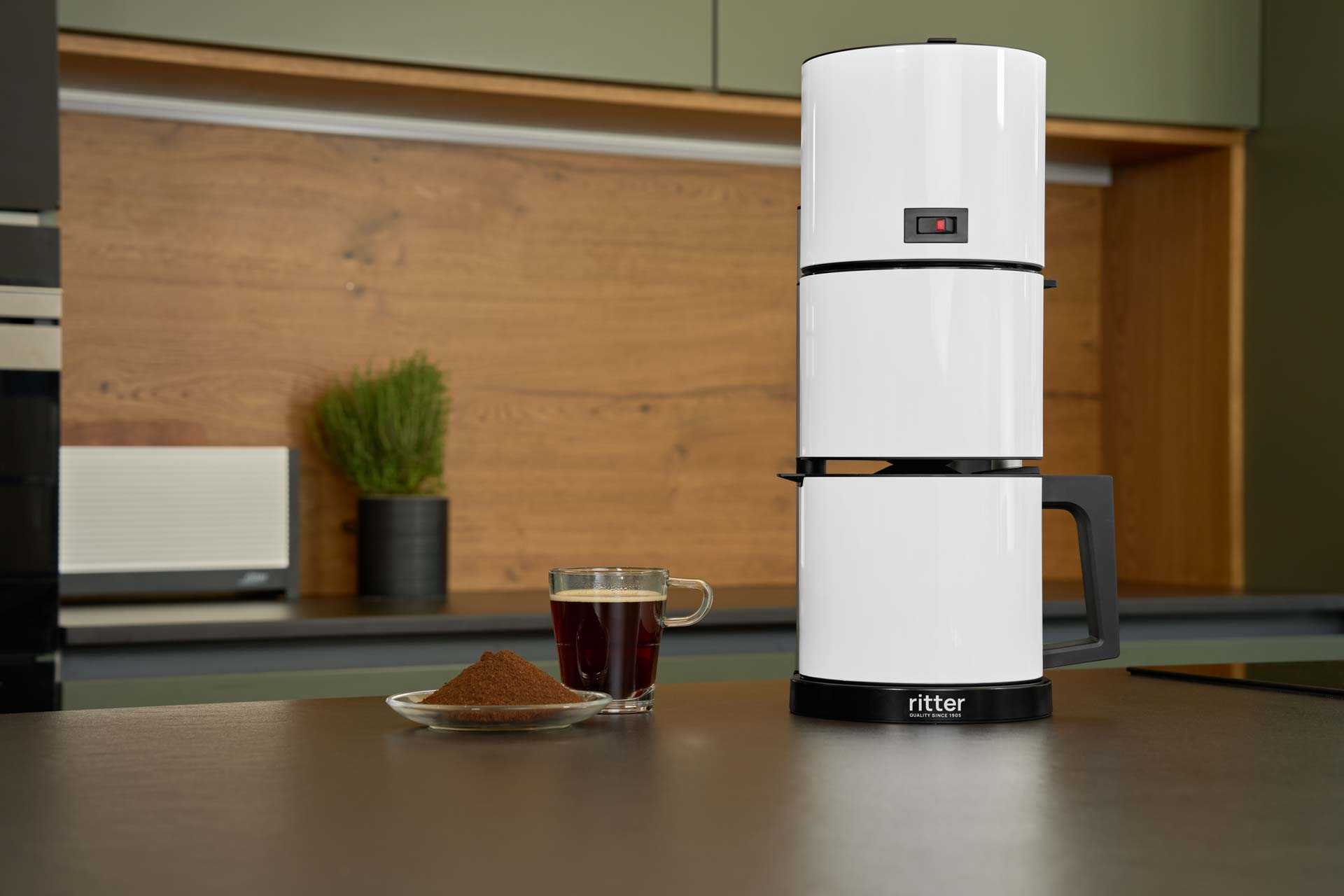 Kaffeemaschine in moderner Küche
