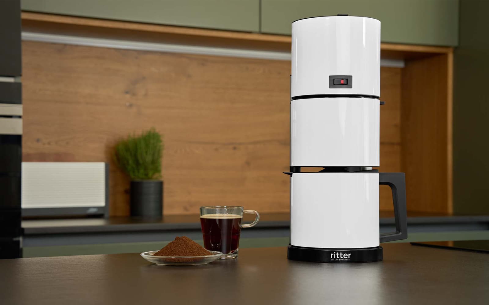 Weiße Kaffeemaschine in moderner Küche mit gemahlenem Kaffee