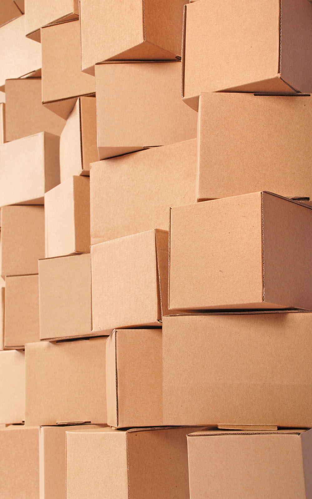 Gestapelte Kartons aus brauner Wellpappe.
