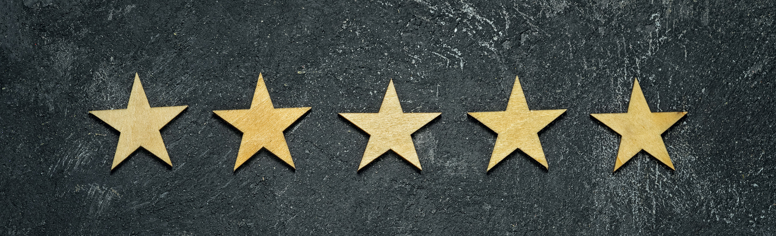 5 goldene Sterne auf schwarzem Hintergrund