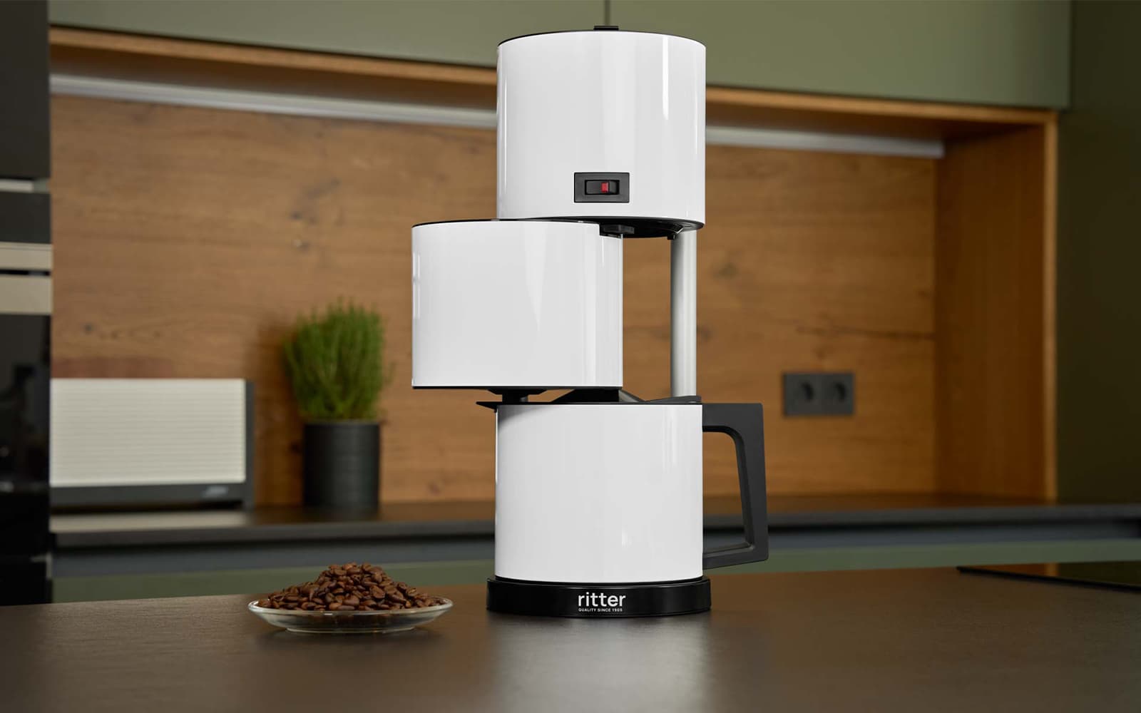Weiße Kaffeemaschine in moderner Küche