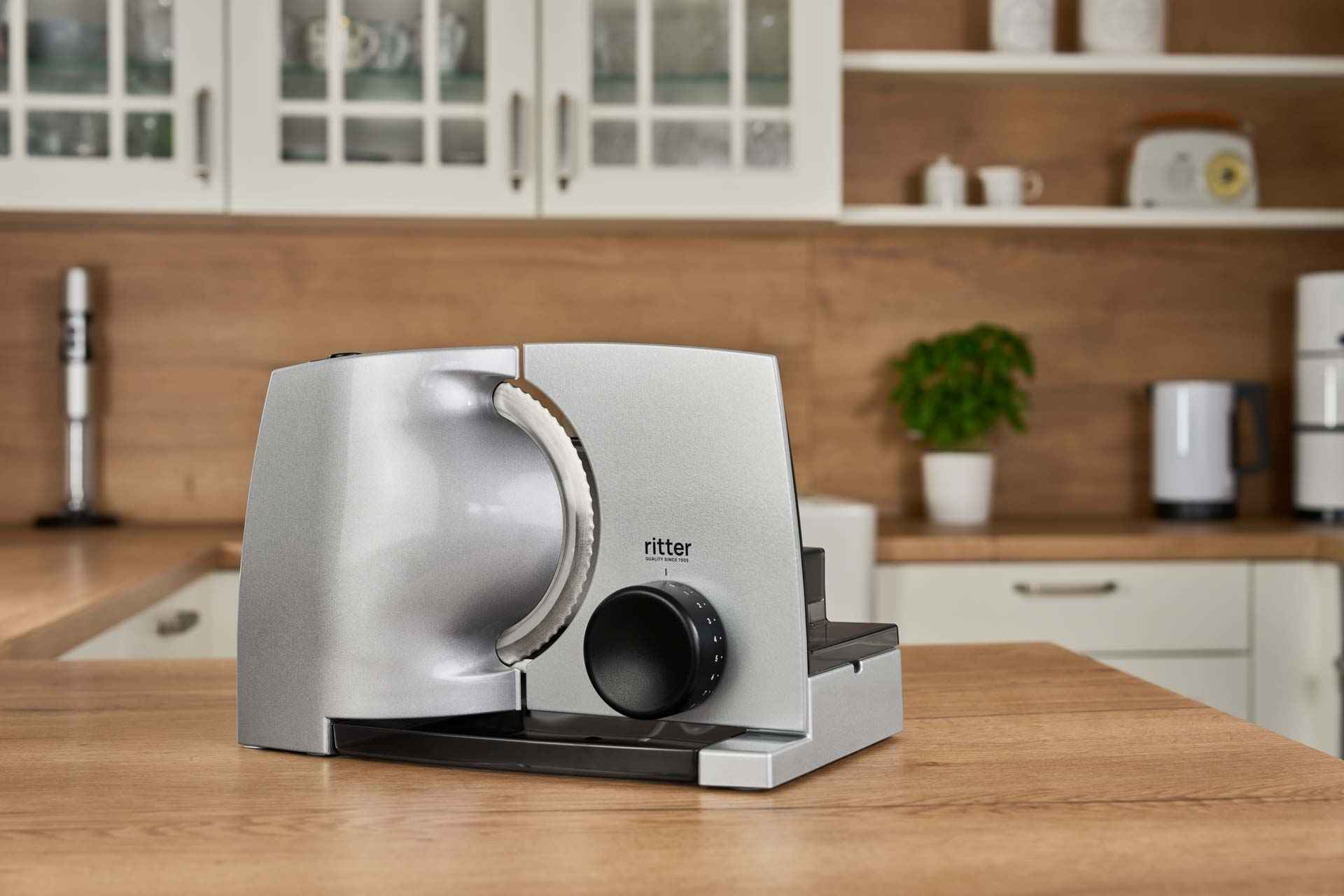 Elektrischer Allesschneider in moderner Küche