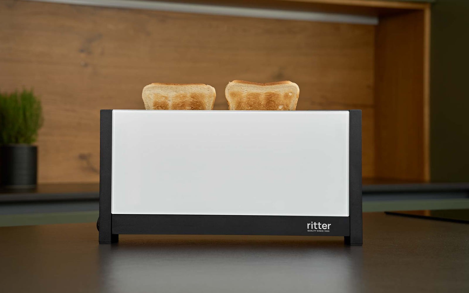 Ein Bild eines weißen Toasters, der Toastbrote toastet und auf einer Küchenplattform steht.