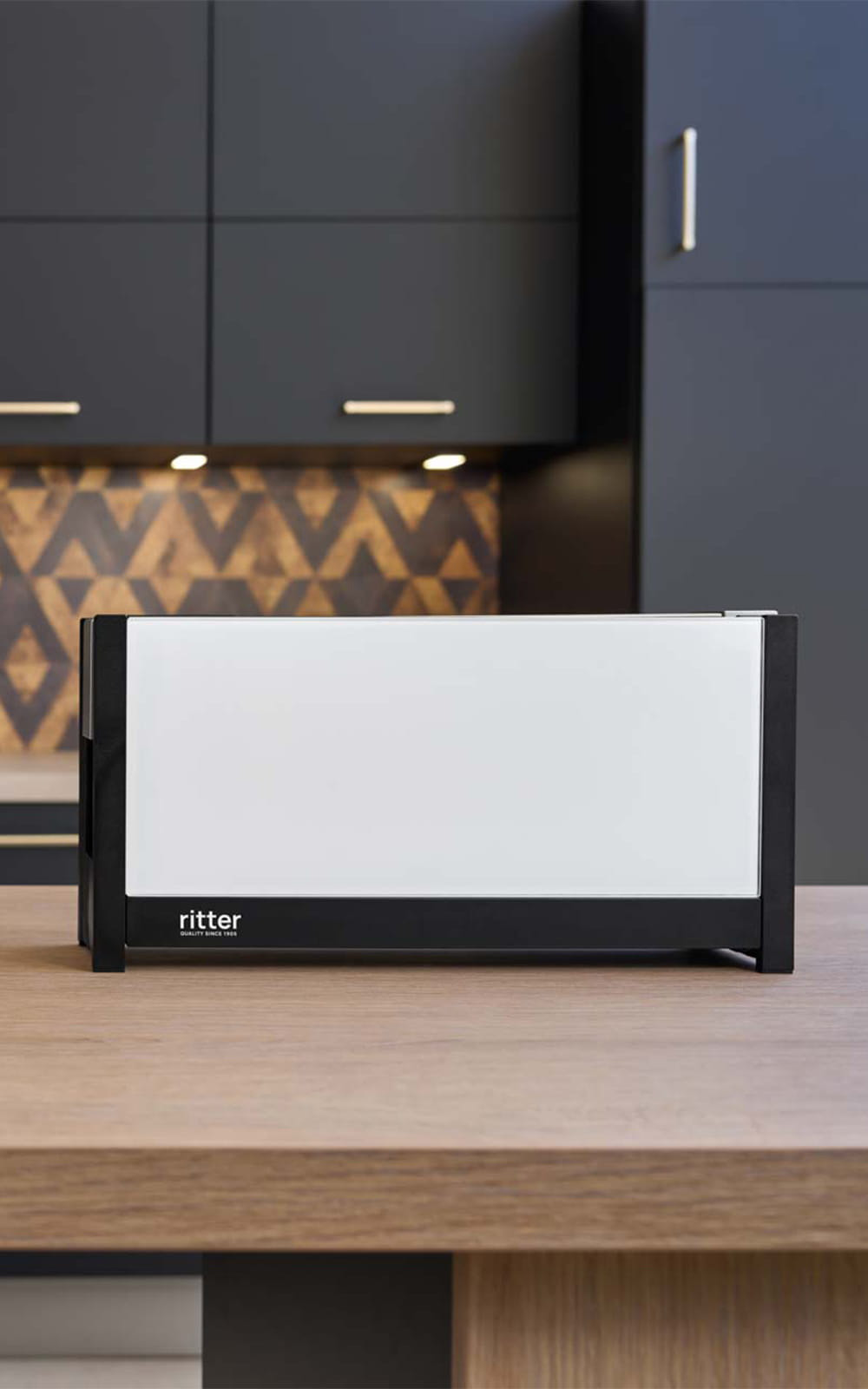 Ein Bild eines weißen Toasters, der auf einer Küchenplattform steht. Ein Bild eines weißen Toasters, der auf einer Küchenplattform steht.