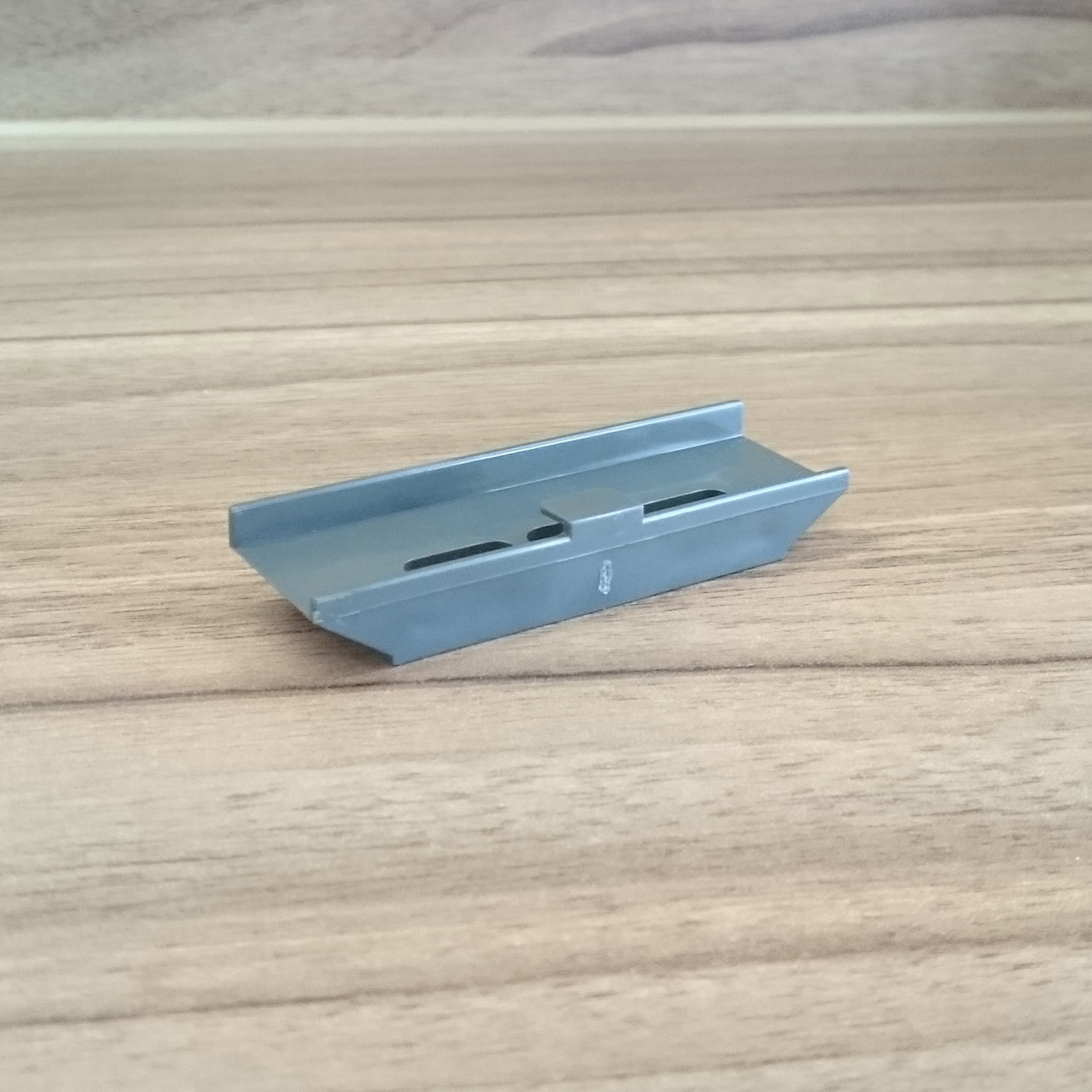 Ein Bild von einer Sockelplatte, die auf einer Küchenplattform liegt.