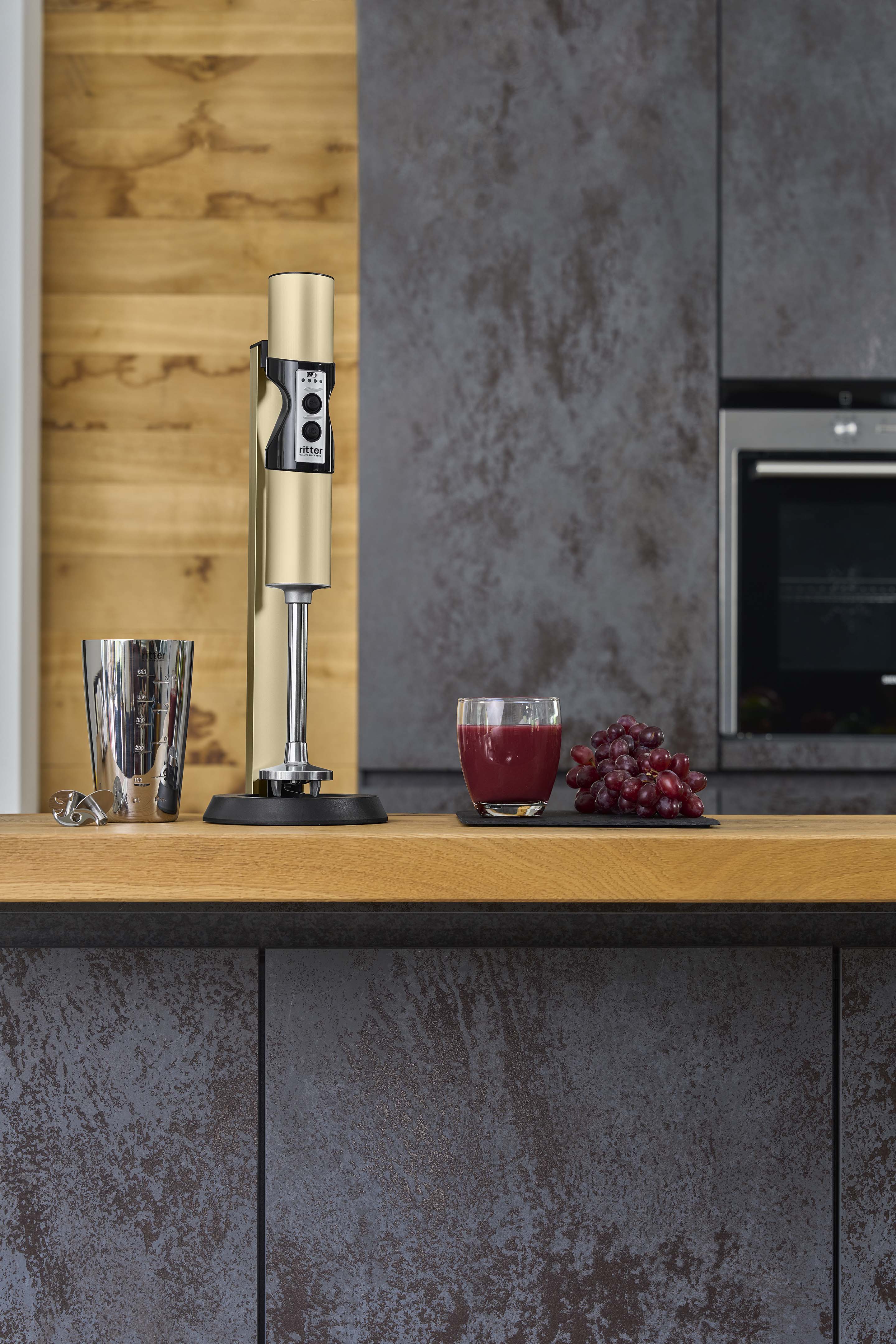 Elektrischer Stabmixer in moderner Küche