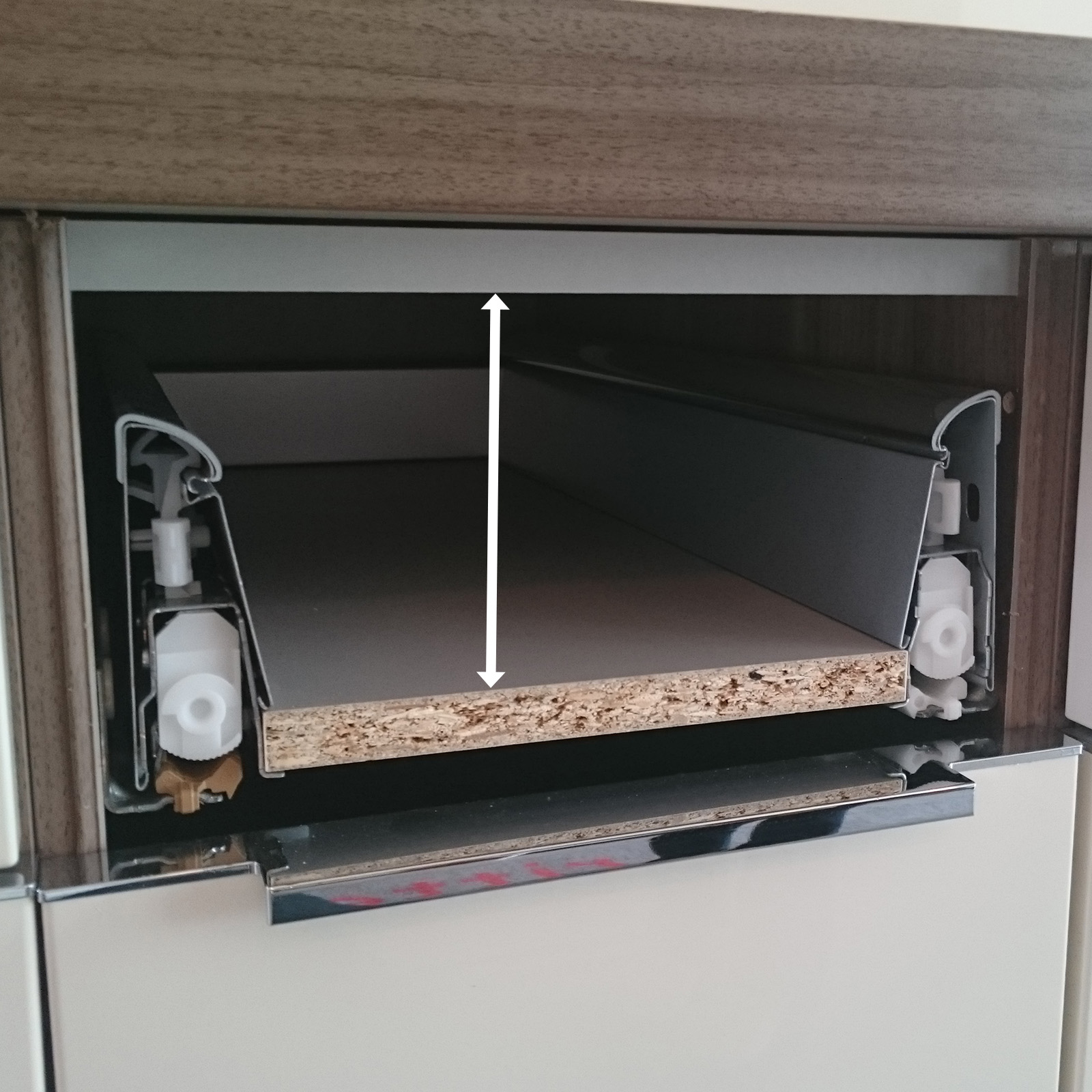 Ein Bild vom Inneren einer Schublade, das die lichte Höhe anzeigt.