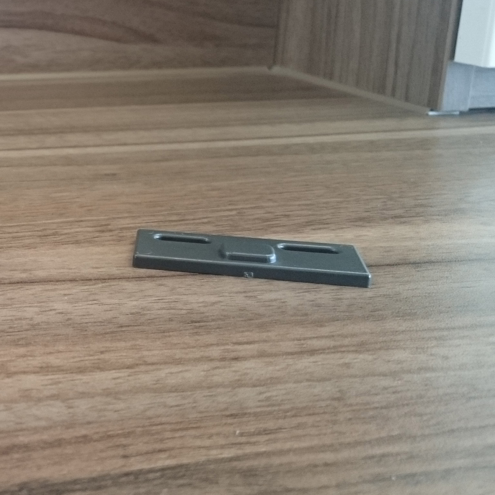 Ein Bild von einer Distanzplatte, die auf einer Küchenplattform liegt.