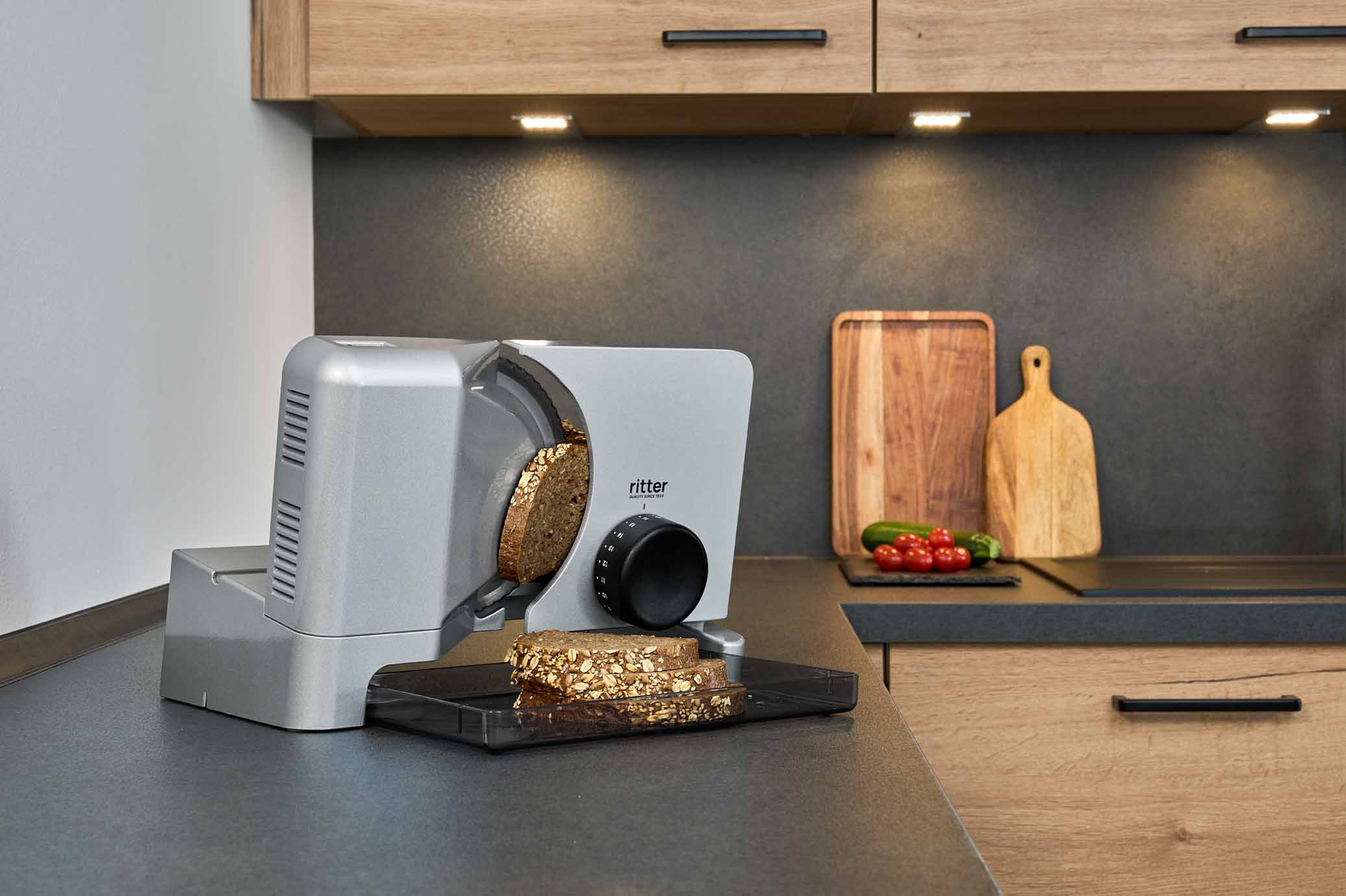 Elektrischer Allesschneider mit geschnittenem Brot, in moderner Küche