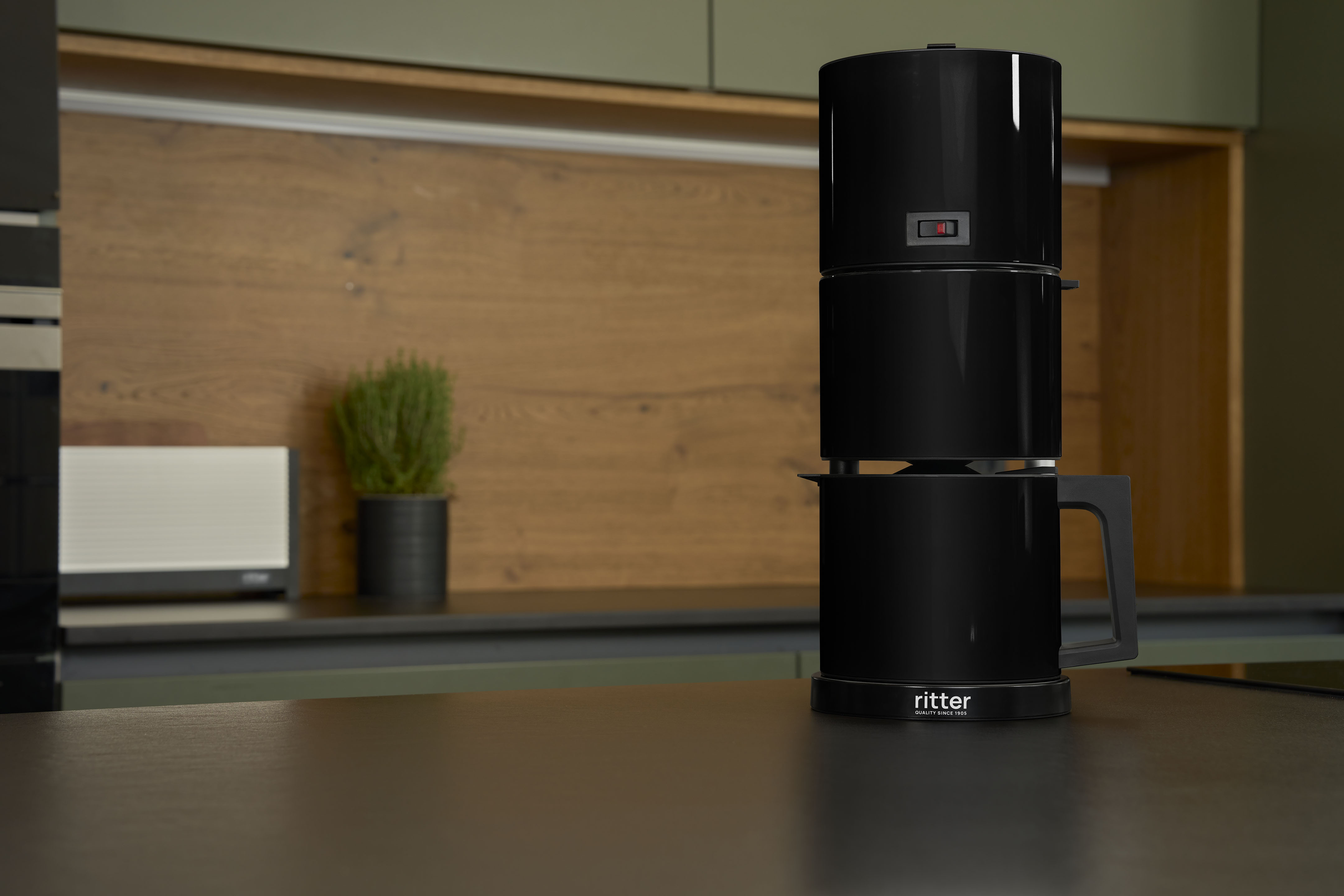 Kaffeemaschine in moderner Küche