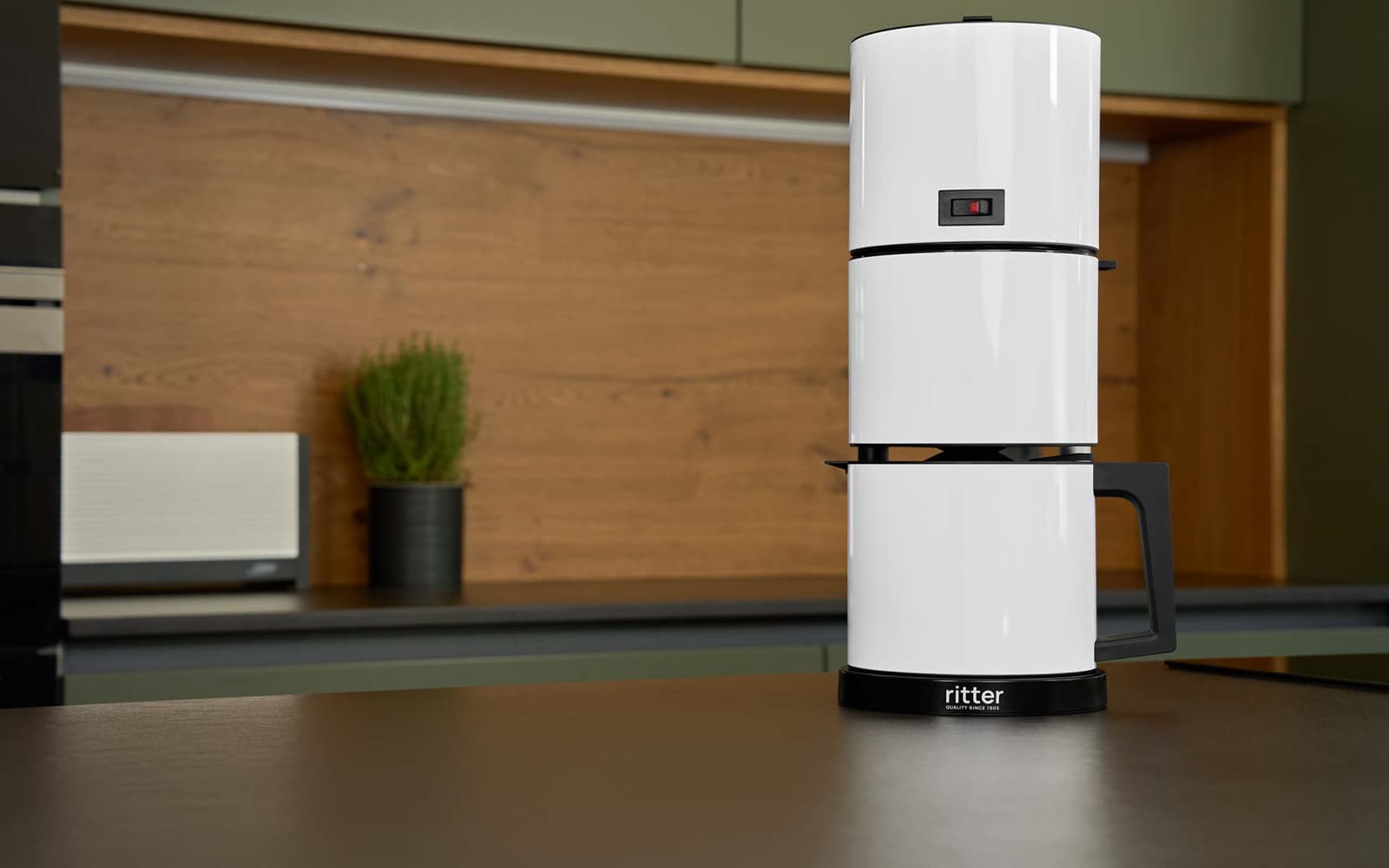 Weiße Kaffeemaschine in moderner Küche