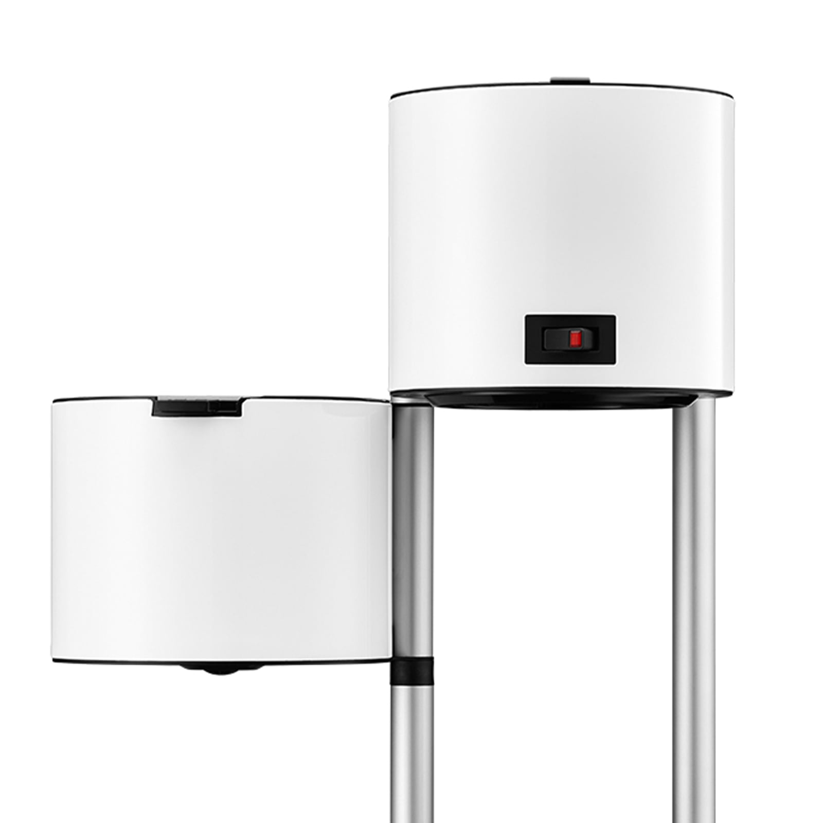 Der schwenkbare Filterträger der weißen Kaffeemaschine.